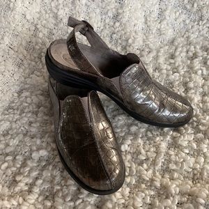Easy Street Embossed Croc Slingback Shoes Sz7